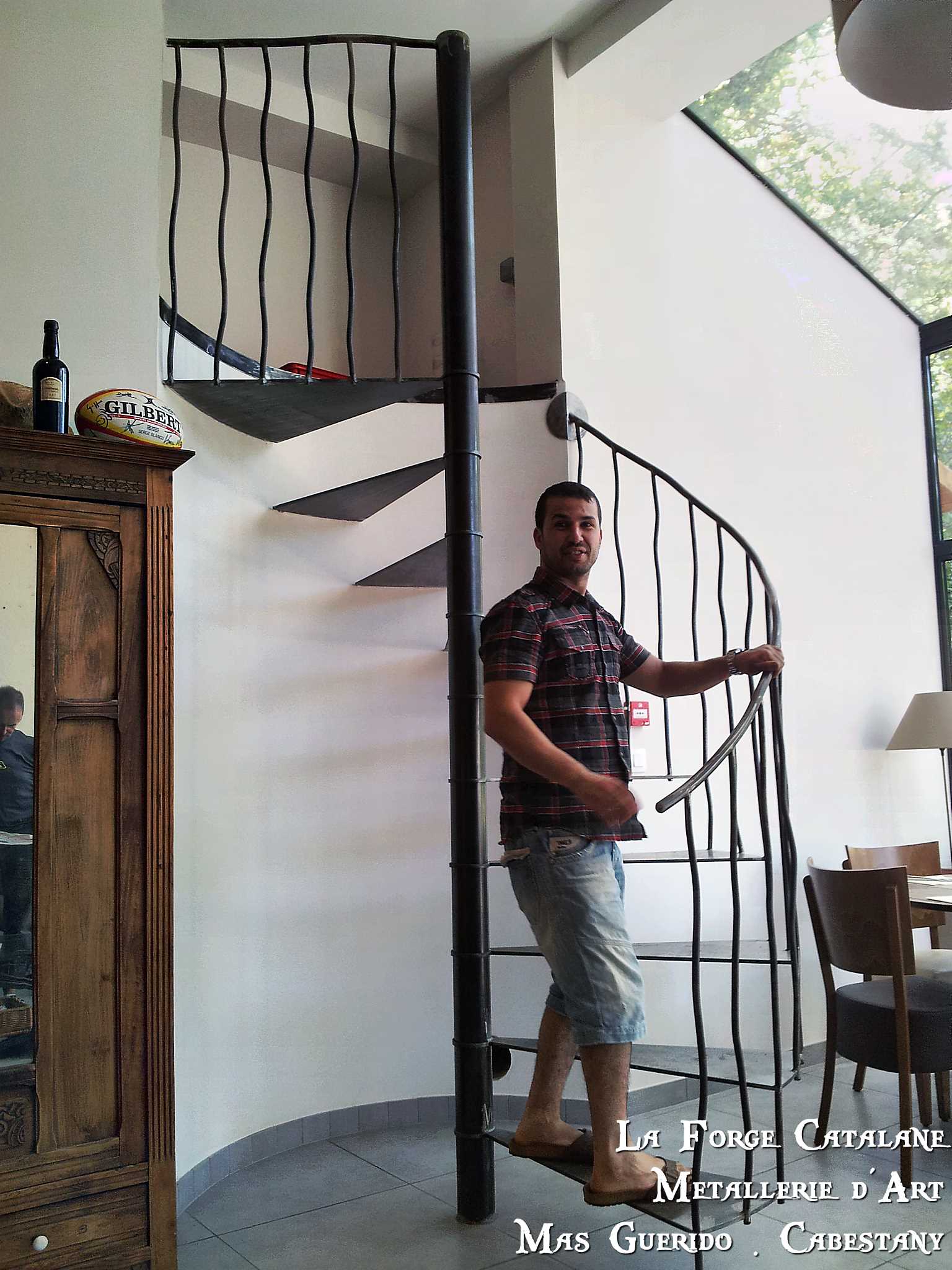 Escalier helicoidal marches fer forge catalane.jpg